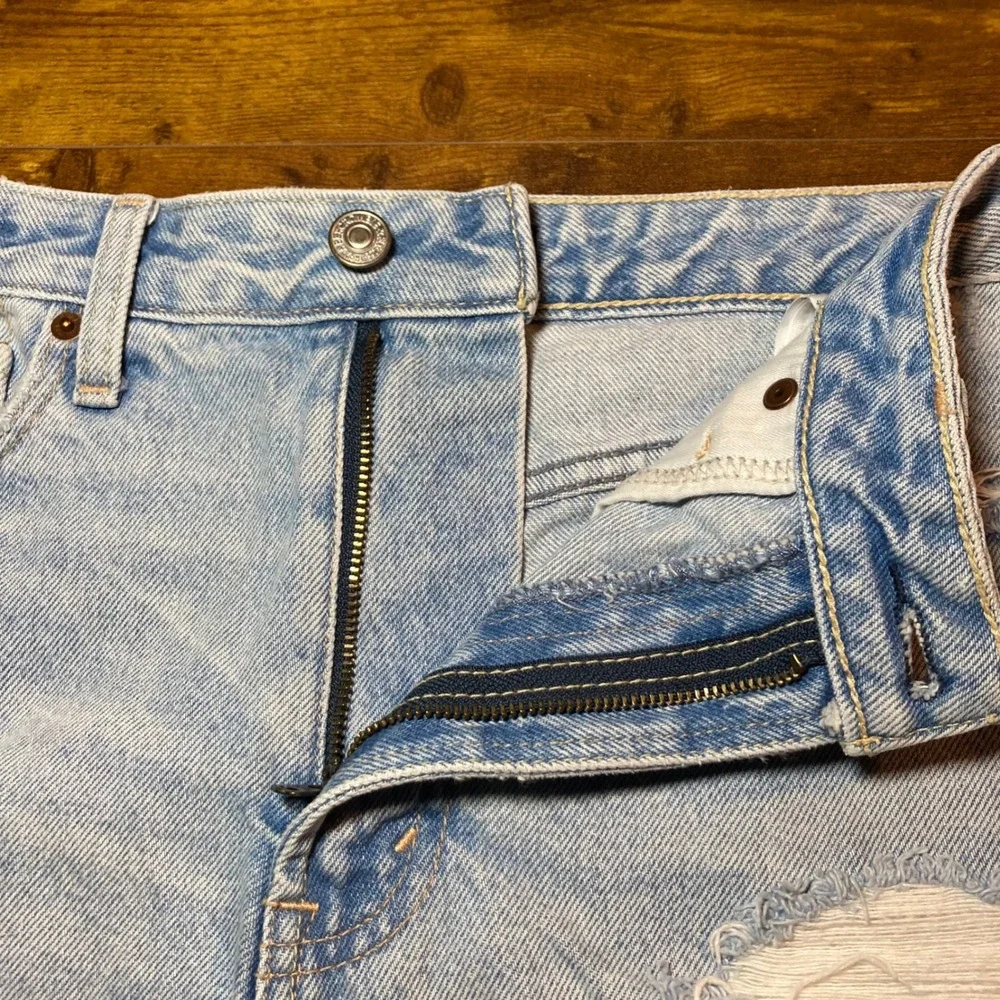 Abercrombie Fitch Mom‎ High Rise Denim Shorts Distressed Frayed Light Wash 26/2
